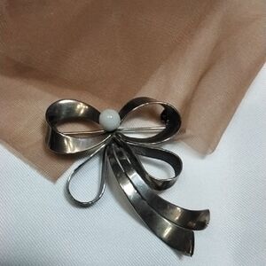 Chic Silver Bow Brooch
